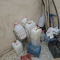 تعدادی دبه پلاستیکی