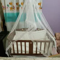 تخت کنار مادر