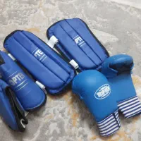 دستکش و ساق پا رو پا و کیسه بوکس