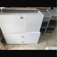 تخت صندلی وسرشور متحرک واینه ودکور ارایشگاه زنانه|آرایشگاه و سالن‌های زیبایی|یزد, |دیوار