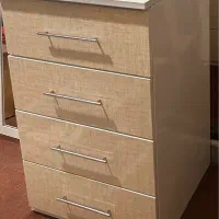 کشو فلزی ، ایینه قدی ، صندلی چوبی