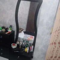 آینه میز توالت و ویترین آن