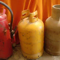 کپسول گاز و آتش نشانی ، میز غذاخوری چوبی
