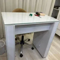 میز مناسب تحریر و کار به همراه شیشه و صندلی چرخدار