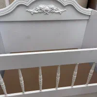 گهواره و تخت کنار مادر