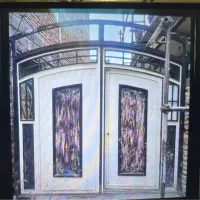 درب حیاط با نفر بر و ماشین