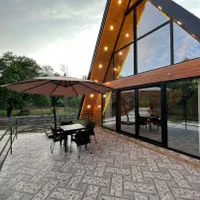 کلبه سویسی دو‌خواب با ویوی بسیار خوش منظره