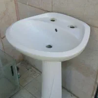 روشویی همراه با پایه