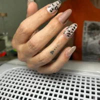 کاشت وترمیم ناخن .کاشت ۲۰۰ترمیم ۱۵۰ لاک ژل رایگان