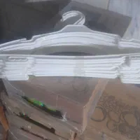 تعدادی چوب کار چوب لباسی