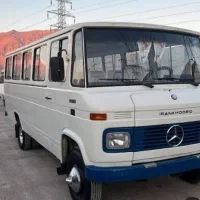 راننده سرویس با مینی بوس