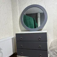 دراور با آیینه و پاتختی