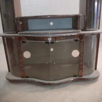 یک میزتلویزیون ایستاده