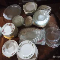 بشقاب و تعدادی ظروف چینی