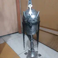 کلاه خود و علم رو میزی