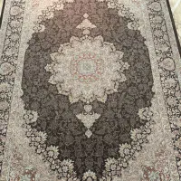 دو عدد فرش قهوه ای و یک فرش قرمز