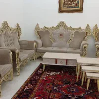 مبل فوق العاده تمیز همراه با میز های نو