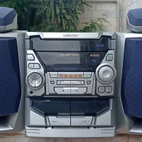 یک دستگاه رادیو ضبط و پخش و سی دی شارپ