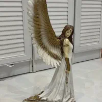 تعدادی گلدان و مجسمه سالم