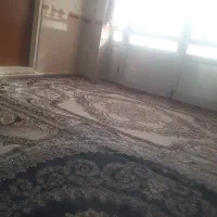 به یک خانم برای نظافت