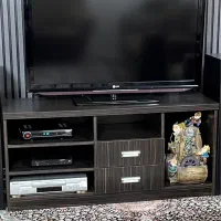 تلوزیون و میز بسیار تمیز