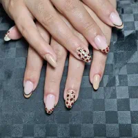 نیازمند مدل کاشت ناخن