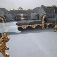 مبل  ۷ نفره همراه دو عسلی ومیز وسط. میز نهار خوری