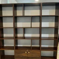 کتابخانه و قفسه چوبی