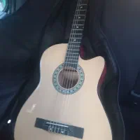 گیتار آکوستیک سالم خوش رنگ