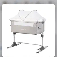 تخت کنار مادر