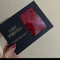 باکس مروارید عشق به همراه 12 شاخه رز جاودان