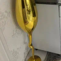 گلدان شیشه ای ِطلایی همراه گل ها