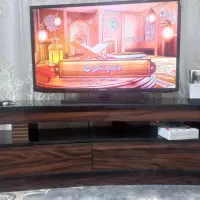 میز تلوزیون دو رو ی طرف سفید طرف قهوه ای