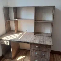 میز کامپیوتر و کتابخانه