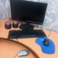 کامپیوترهمراه‌با‌میز