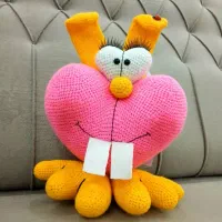 عروسک بافتنی قلب|صنایع دستی و سایر لوازم تزئینی|شیراز, زرهی|دیوار