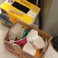 تعدادی ظروف خانه و آشپزخانه