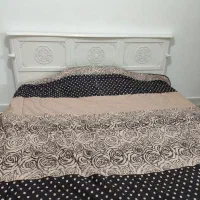 تخت خواب ۲ نفره و ۲ عدد کمد کوچک و دراور ۶ کشو