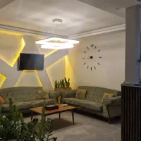 اپراتور لیزر همراه با دستگاه