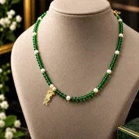 گردنبند سبز دست‌ساز با پلاک LOVE طلا
