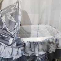 تخت و کریر و آغوشی نوزاد