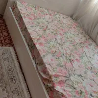 تخت دو نفره به همراه پاتختی