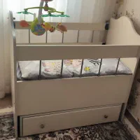 تخت نوزاد کنار مادر همراه با تشک