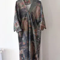 تعدادی لباس و کفش زنانه