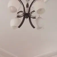 دو لوستر و یک دیوارکوب چوب و فلز