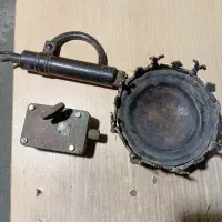 دوعدد قفل و یک منقل برنجی و مسی