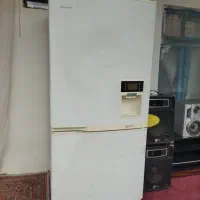 یخچال فریزر جادار وکاملا سالم ضد برفک و خونه روشنه