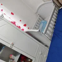 تخت نوزاد ننودار کنار تخت نو سالم و تمیز همراه تشک