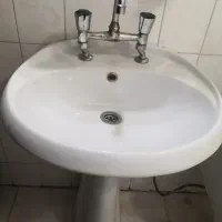 روشویی تمیز با شیر آب و اتصالات