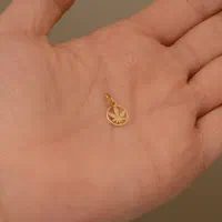 آویز گردنبند طلا 18 عیار طرح برگ پاییزی گرد